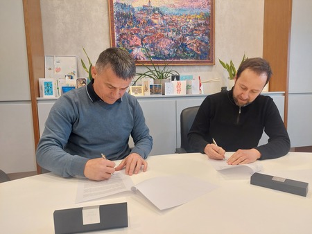 Janes Sodržnik in župan ob podpisu kupoprodajne pogodbe za Sokolski dom (2)